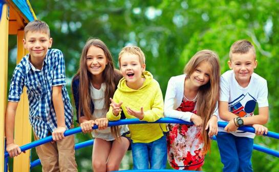 Jakie są korzyści z uczestnictwa w koloniach sportowych oferowanych przez OK Tours?