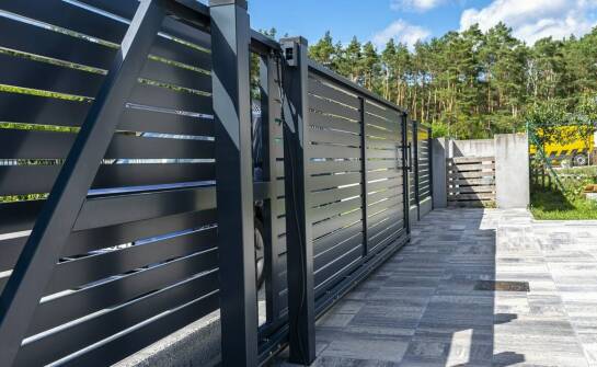 Zastosowanie bram przesuwnych w obiektach komercyjnych