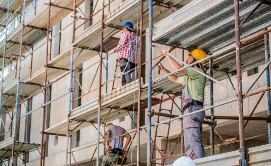 Rusztowania przejezdne a bezpieczeństwo: jakie zasady warto stosować?