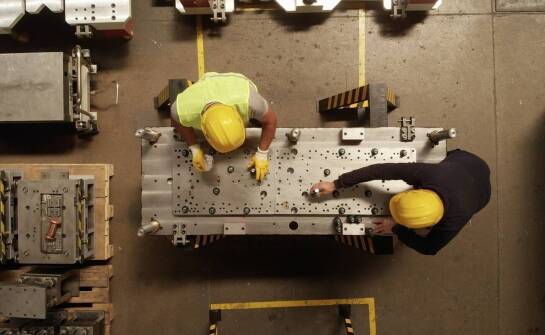 Demontaż linii produkcyjnej: jakiego rodzaju wsparcie techniczne jest potrzebne?