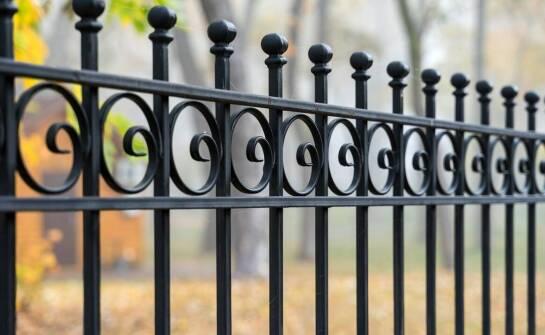 Panele ogrodzeniowe a ochrona przed warunkami atmosferycznymi – co warto wiedzieć?