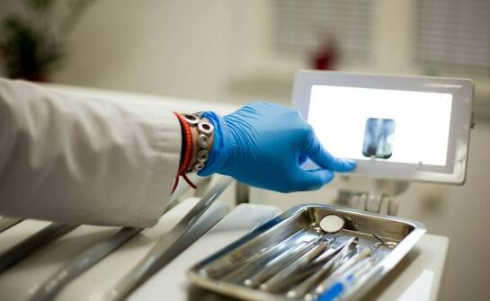 Jak dentysta krawiec Wrocław może pomóc w utrzymaniu zdrowia jamy ustnej?