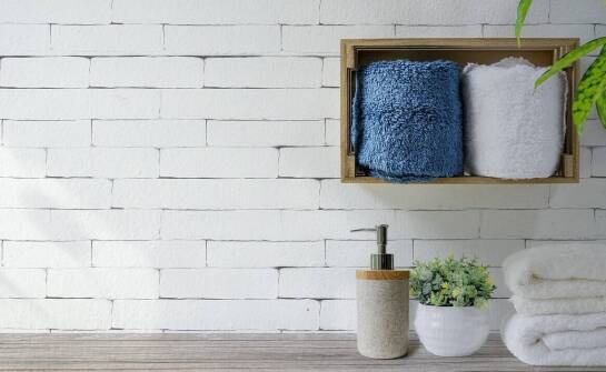 Jak wybrać płytki łazienkowe odporne na wilgoć?