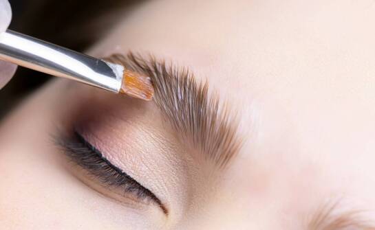 Jak stylizacja brwi może wpłynąć na wygląd twarzy?