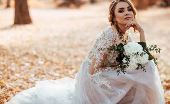 Suknie ślubne dla puszystych: jakie detale dodają elegancji?