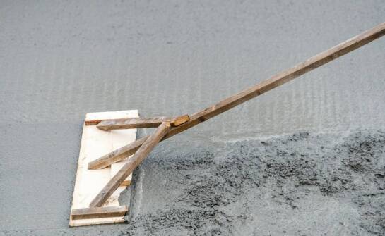 Jakie są kluczowe czynniki przy wyborze wykonawcy wylewek anhydrytowych?