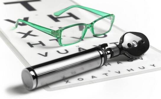 Jakie są kluczowe kroki w procesie doboru okularów korekcyjnych przez optometrystę?