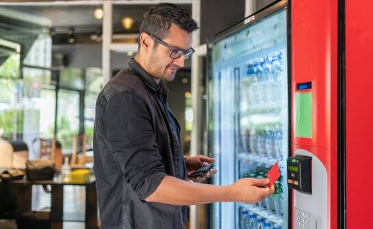 Automaty sprzedające w obiektach sportowych: jakie opcje oferują?