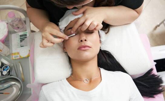 Stylizacja rzęs a naturalny wygląd – jak to osiągnąć?