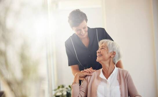 Krótkoterminowe pobyty w domu opieki: jak mogą pomóc seniorom i ich rodzinom?