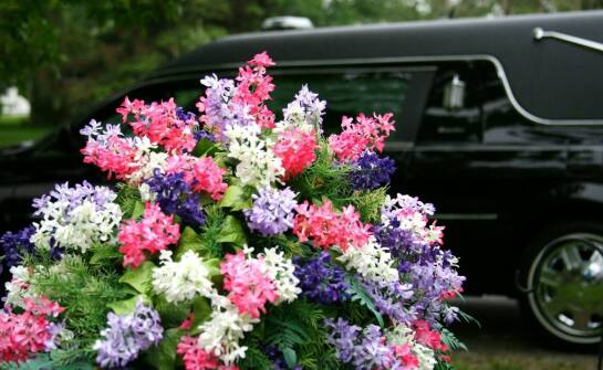 Jak tłumaczenie dokumentów wpływa na proces międzynarodowego transportu zwłok?