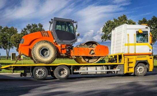 Transport towarów wymagających niskiego podwozia – co warto wiedzieć?