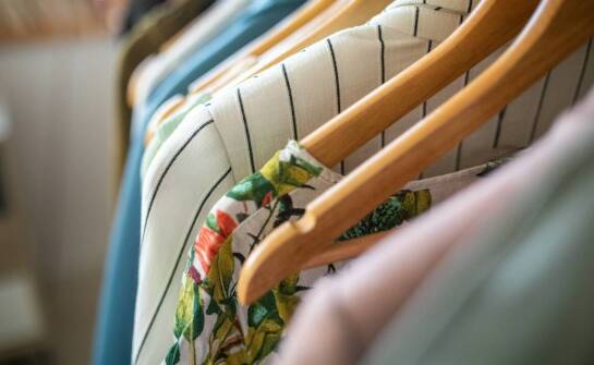 Rola luźnych koszul damskich w tworzeniu oryginalnych historii modowych