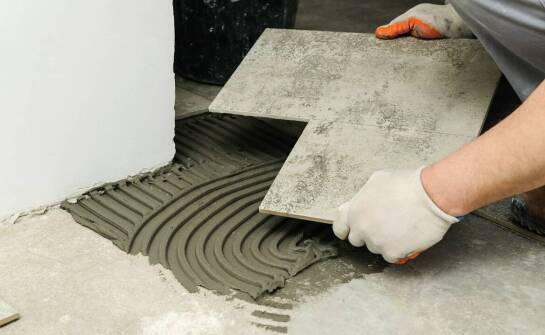 Znaczenie odpowiedniego sprzętu w procesie układania płytek przemysłowych