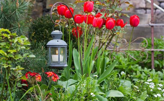Lampiony i świeczniki ze stali corten – romantyczny nastrój w Twoim ogrodzie