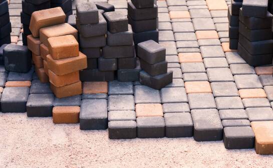 Jakie są korzyści z wyboru ekologicznych materiałów brukarskich?