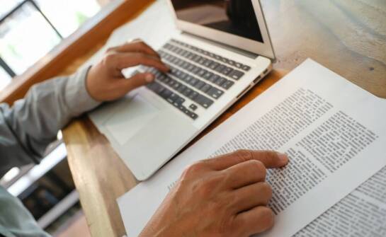 Różnice między tłumaczeniem zwykłym a przysięgłym – co warto wiedzieć?