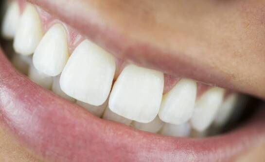 Czy nakładki z żelem wybielającym mogą wpływać na wrażliwość zębów?