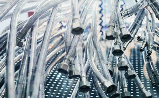 Jakie są zalety współpracy z producentem wyspecjalizowanym w wężach hydraulicznych wysokociśnieniowych?