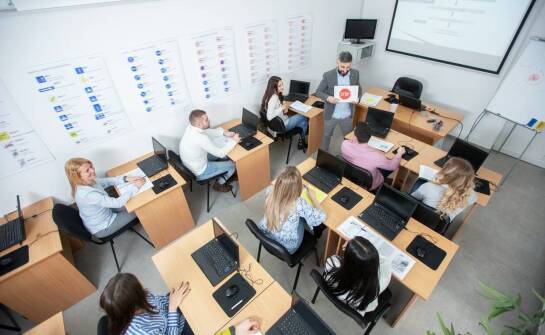 Przyszłość szkolnych informacji: od tradycyjnych tablic do interaktywnych monitorów