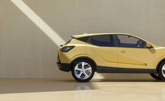 Jakie są etapy realizacji reklamy na samochód przez profesjonalną agencję?