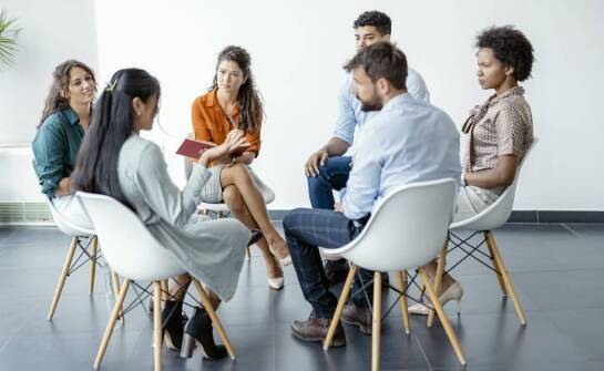 Jak warsztaty terapeutyczne mogą wspierać rodziców dzieci z trudnościami szkolnymi?