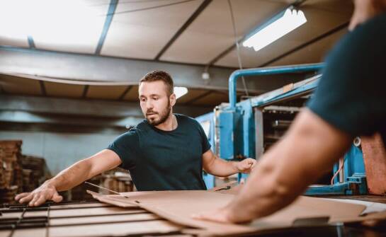 Jakie korzyści niesie laminowanie ręczne dla przemysłu lotniczego?