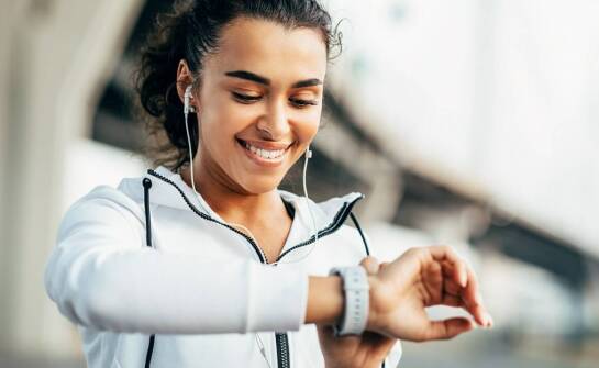 Jakie cechy zegarka sportowego wpływają na łatwość ustawiania godziny?