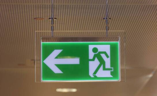 Jak dobrać odpowiednie oświetlenie awaryjne do specyfiki obiektu?