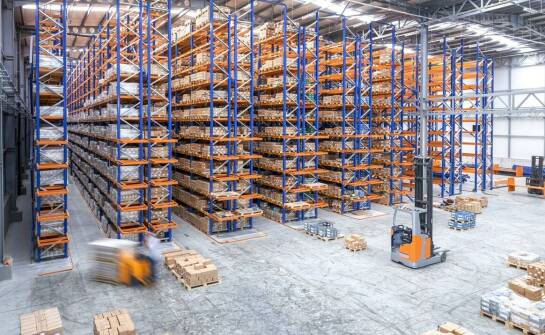 Jakie są kluczowe wyzwania przy integracji używanych regałów wysokiego składowania z istniejącą infrastrukturą magazynu?