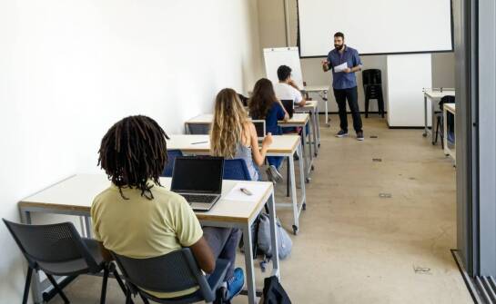 Jak wybrać energooszczędne monitory instalacyjne do szkoły?