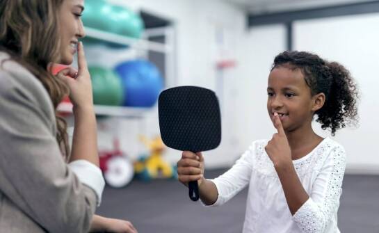 Jak fizjoterapeuta wspiera rozwój mowy u dzieci z dyslaliami?