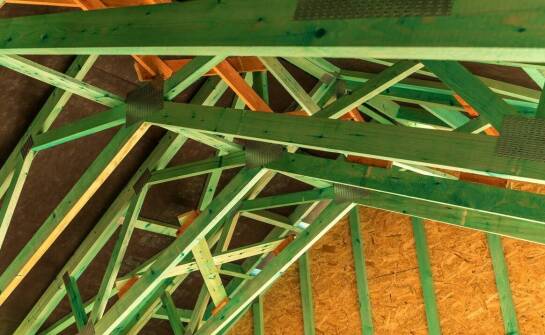 Dlaczego warto zainwestować w więźby dachowe przy projektach komercyjnych?