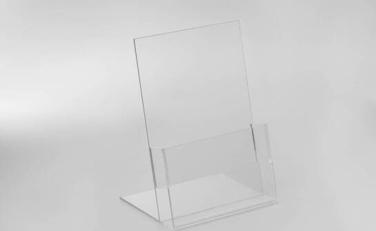 Rola wyrobów z pleksi w nowoczesnym designie stoisk targowych