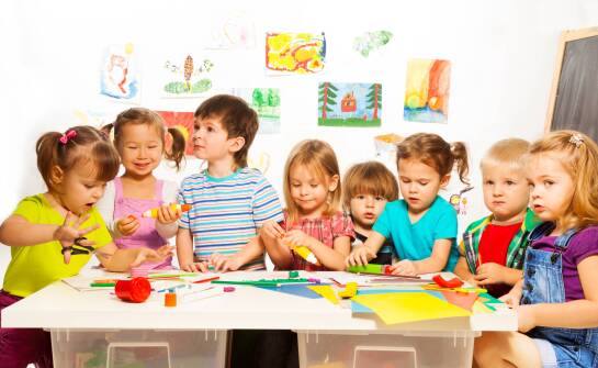 W jaki sposób edukacja artystyczna wspiera rozwój dzieci w przedszkolu?