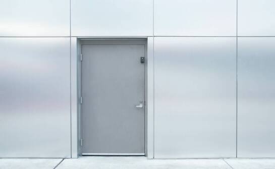 Bezpieczeństwo i montaż drzwi – co warto wiedzieć?