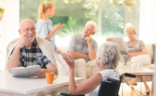 Jak opieka długoterminowa wspiera seniorów z chorobami przewlekłymi?