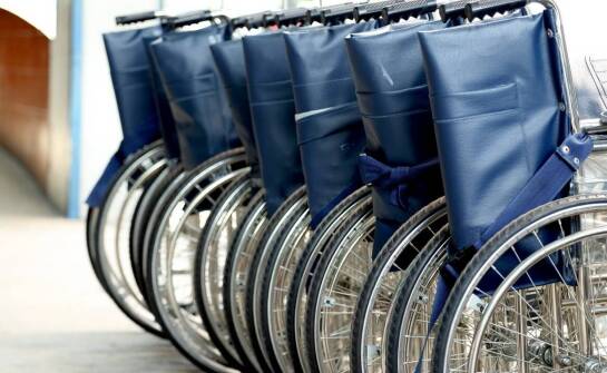 Zalety korzystania z lekkiego wózka inwalidzkiego podczas podróży