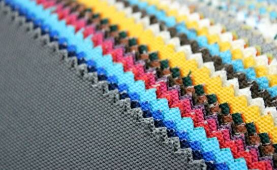 Jakie materiały są używane do szycia plandek na namioty?