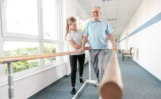 Jakie znaczenie ma terapia fizyczna w domu opieki dla seniorów?