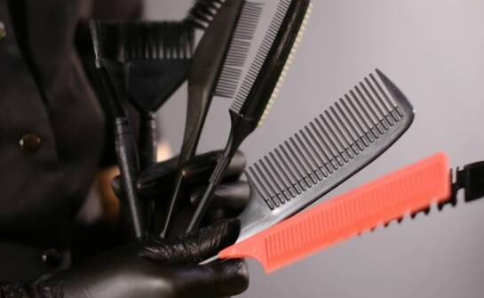 Wybór szczotek i grzebieni: kluczowe akcesoria dla fryzjerów