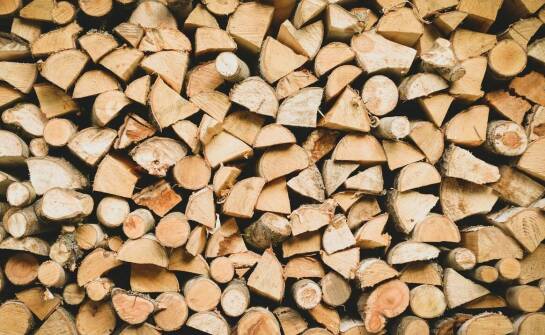 Jakie są różnice między drewnem świerkowym a brzozowym do kominka?