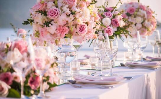 Jak zorganizować przyjęcie z motywem przewodnim przy użyciu organzy dekoracyjnej?