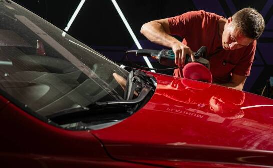 Co obejmuje pełne polerowanie samochodu w kontekście usuwania zarysowań i defektów lakieru?