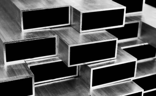 Wpływ technologii produkcji na dostępność i jakość płaskowników aluminiowych