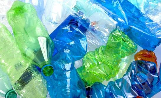 Butelki PET a ochrona środowiska: jak zminimalizować wpływ na ekosystem?