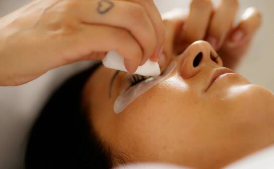 Wzmocnione kleje do rzęs – idealne rozwiązanie na trudne warunki