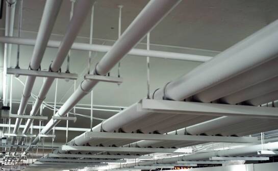 Efektywność zraszaczy przeciwpożarowych w ochronie dużych hal produkcyjnych