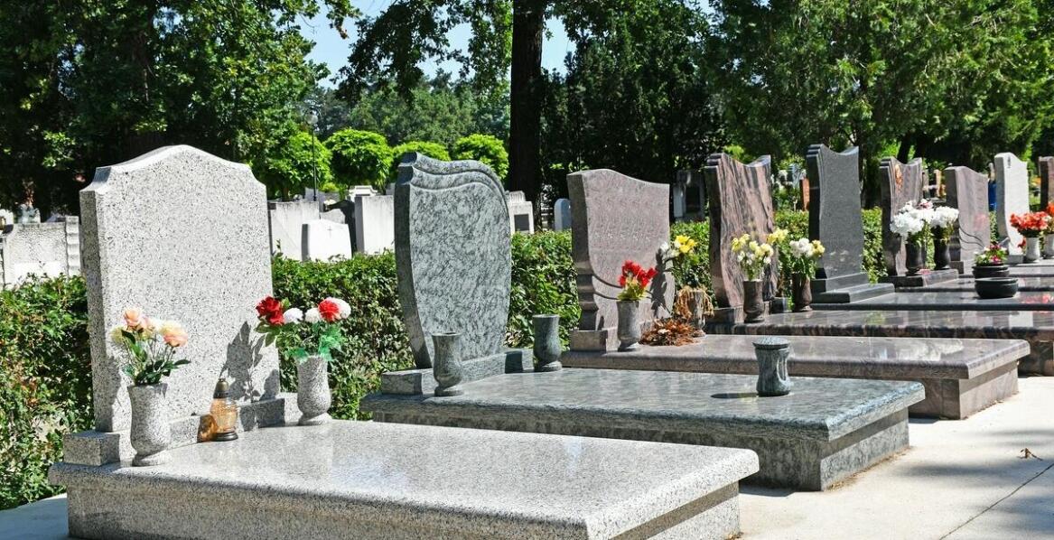Wybór dodatków do nagrobków – jak podkreślić indywidualny charakter miejsca pamięci?