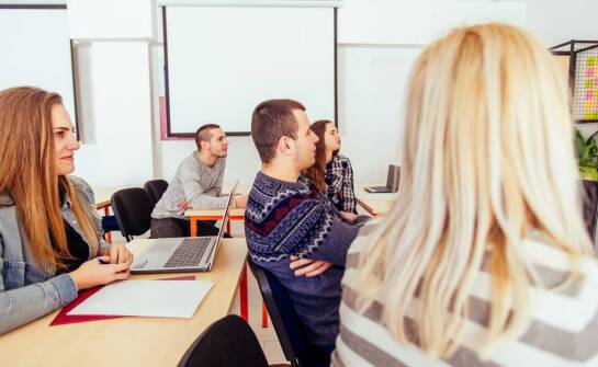 Jakie kierunki studiów podyplomowych online są najczęściej wybierane przez nauczycieli?